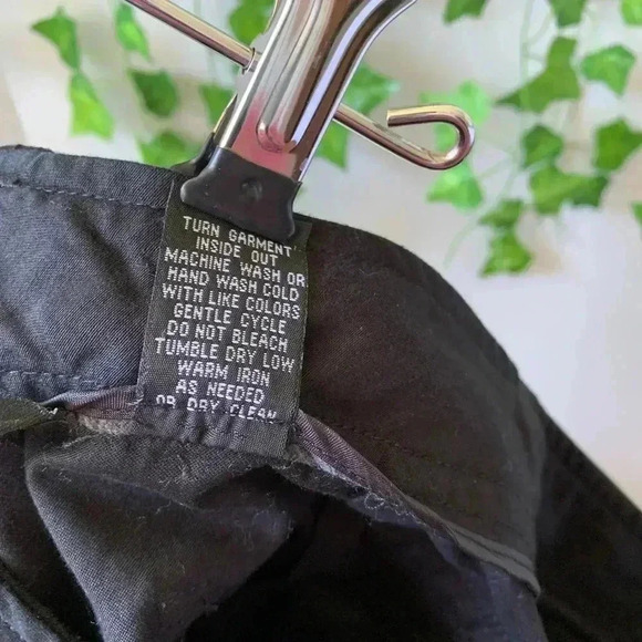 Larry levine petites size 6p black capri pants, pockets, - Picture 5 of 6